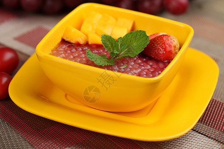 甜品芒果草莓西米露高清图片