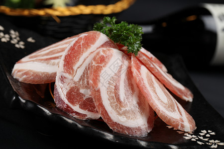 日式猪五花餐具烤全猪高清图片