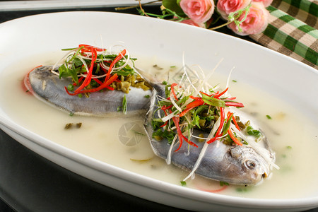 清蒸鲳鱼烹饪白凤菜高清图片