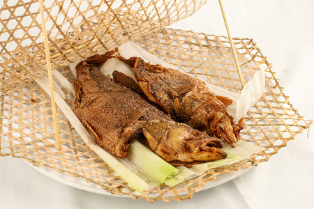 烤鱼饭素材网竹网鲈鱼背景
