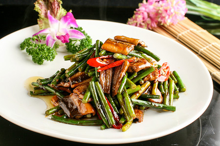 蒜台炒鳝背鳝鱼背食物高清图片