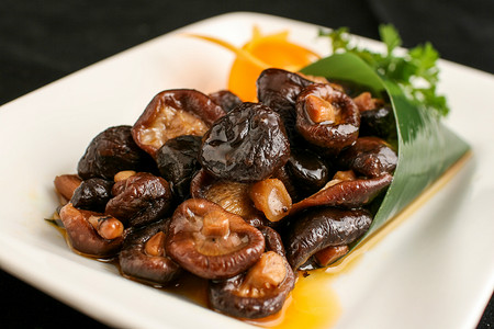 炒野生香菇健康食物炒香菇高清图片