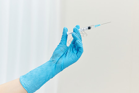 医护人员手拿疫苗针管特写图片