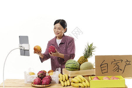 女性果农线上直播售卖水果丰收节高清图片素材