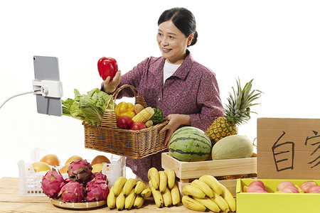 、女性果农网络直播间售卖水果农业高清图片素材