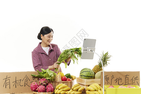 女性果农网络直播间售卖蔬菜助农高清图片素材