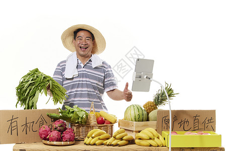男性果农在线上卖蔬菜水果图片素材