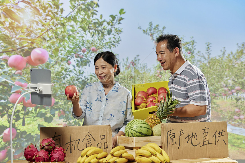 果农夫妇在网络直播间售卖苹果
