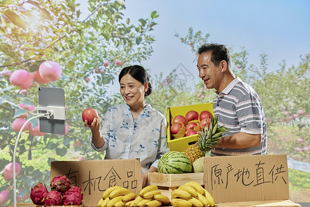 挑着西瓜男人果农夫妇在网络直播间售卖苹果背景