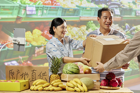 中年夫妻直播间卖水果快递发货背景图片