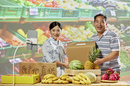 中年夫妻直播间卖水果快递发货菜农高清图片素材