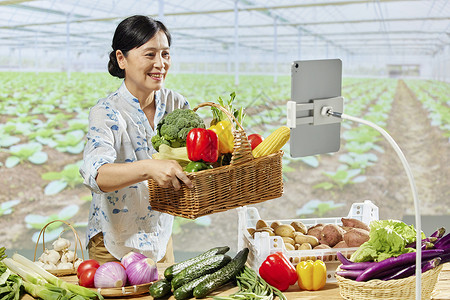 女性果农网络直播间售卖蔬菜水果中国农民丰收节高清图片素材