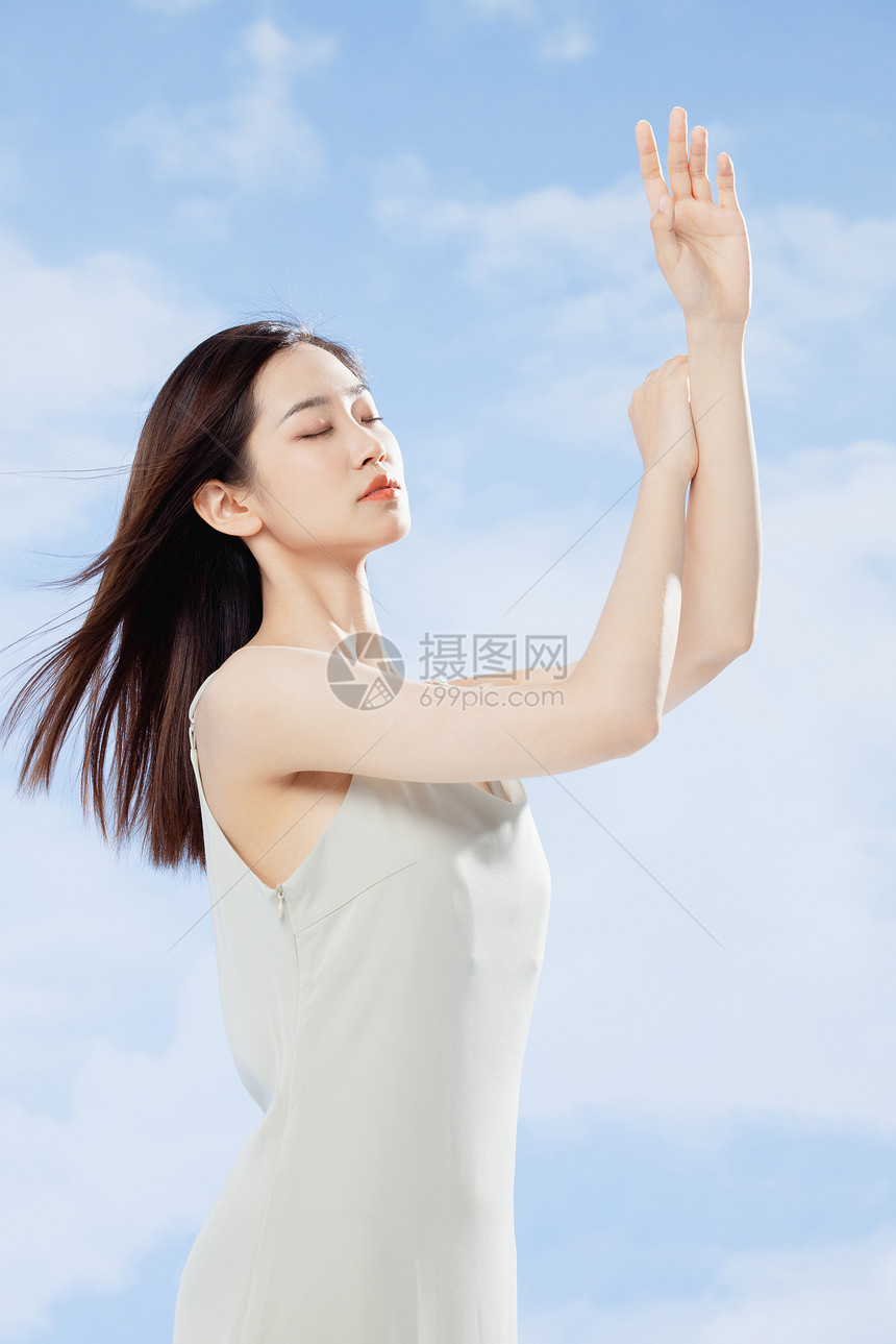 享受阳光微风的夏日清凉美女图片