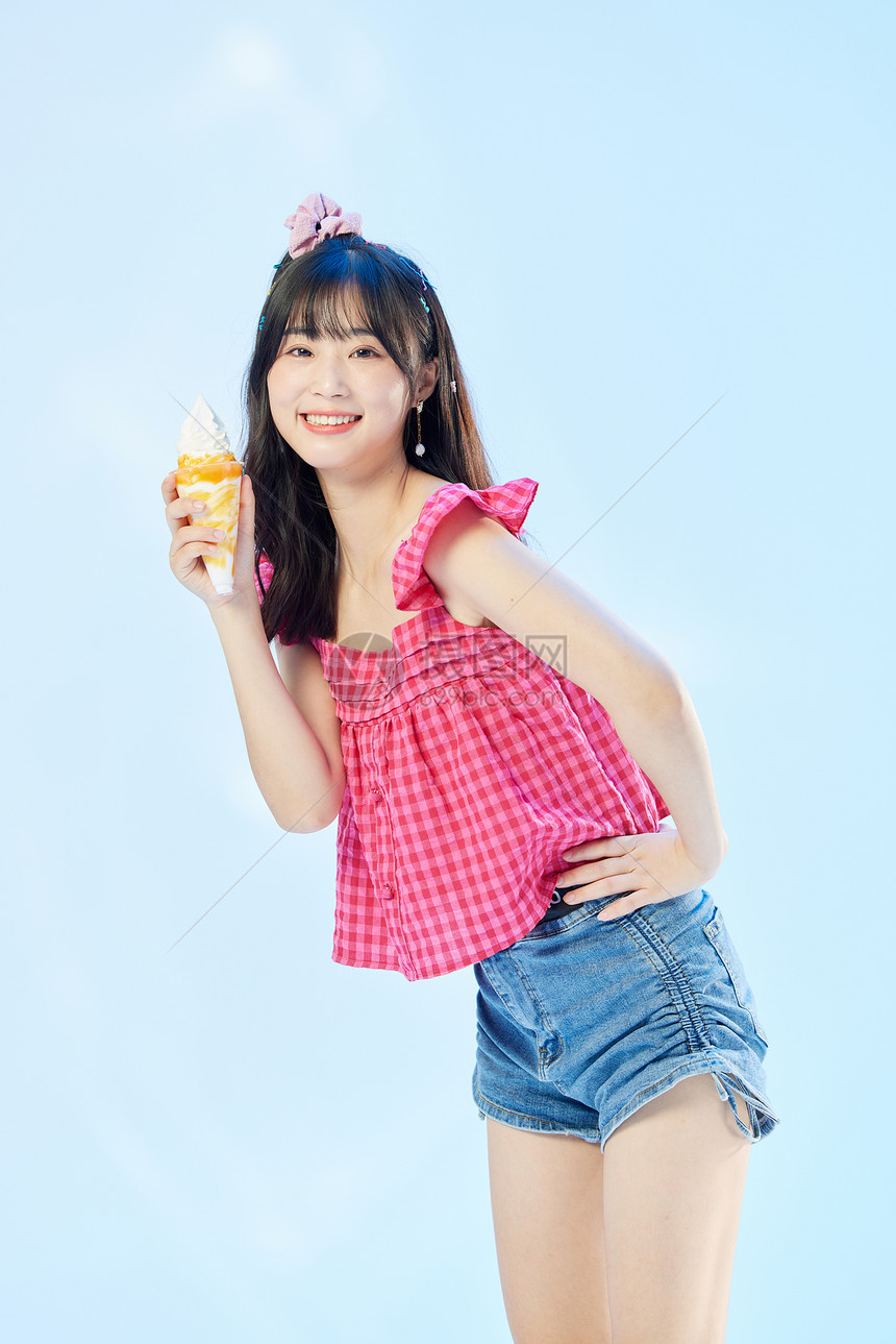 手拿冰淇淋的夏日元气美女图片
