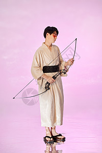日系和风少年手拿弓箭背景图片
