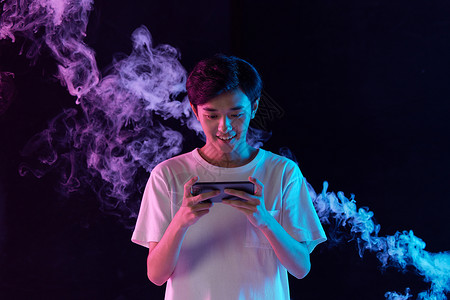 烟雾背景玩手机的男性背景图片