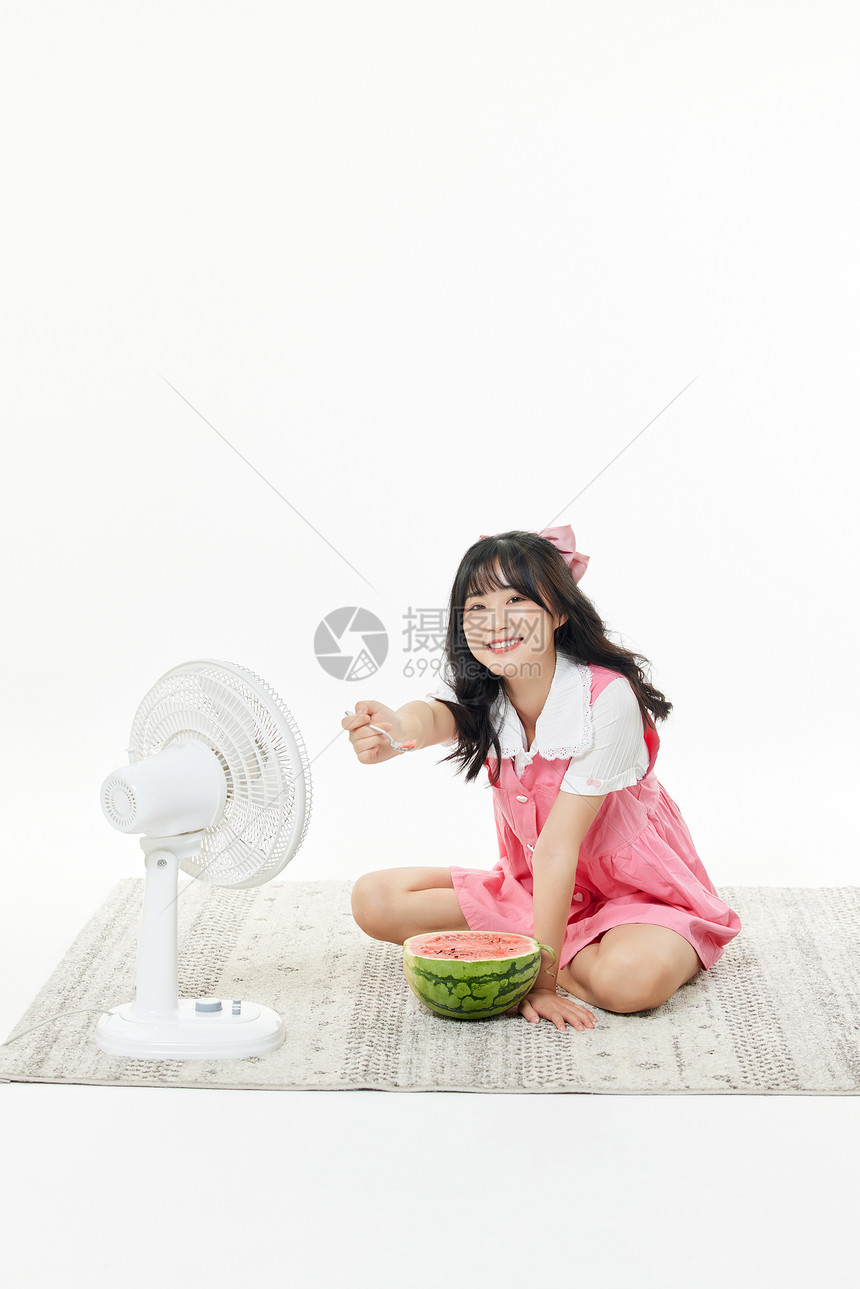 夏日美女吹风扇吃西瓜图片