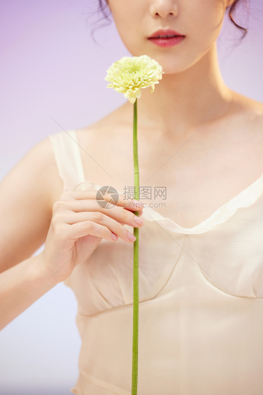 青年美女手拿花卉特写图片