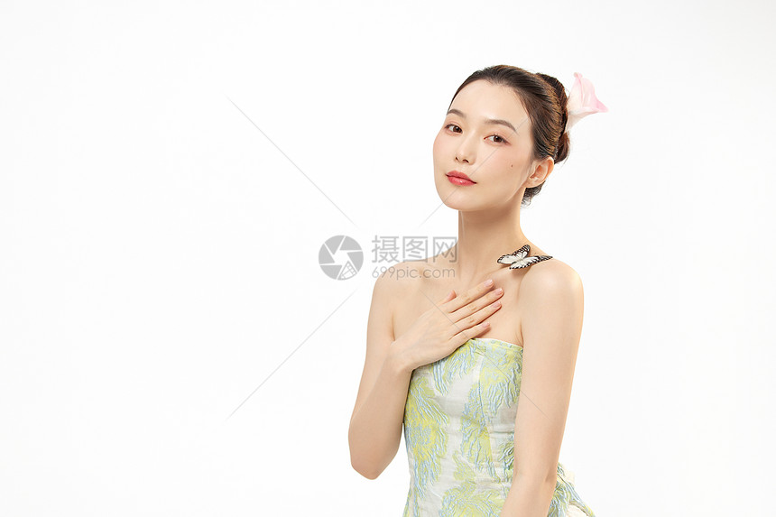 新中式国潮美女展示蝴蝶图片