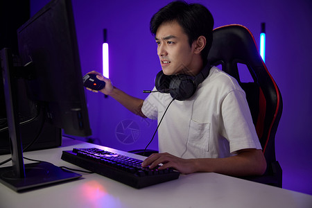 脾气不好脾气暴躁的年轻人玩电脑游戏摔鼠标背景