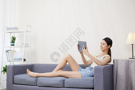 女性在家使用平板电脑图片