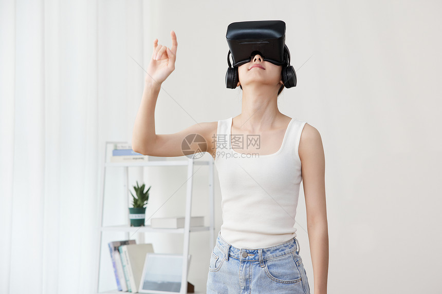 戴着vr眼镜的女性操作虚拟屏幕图片