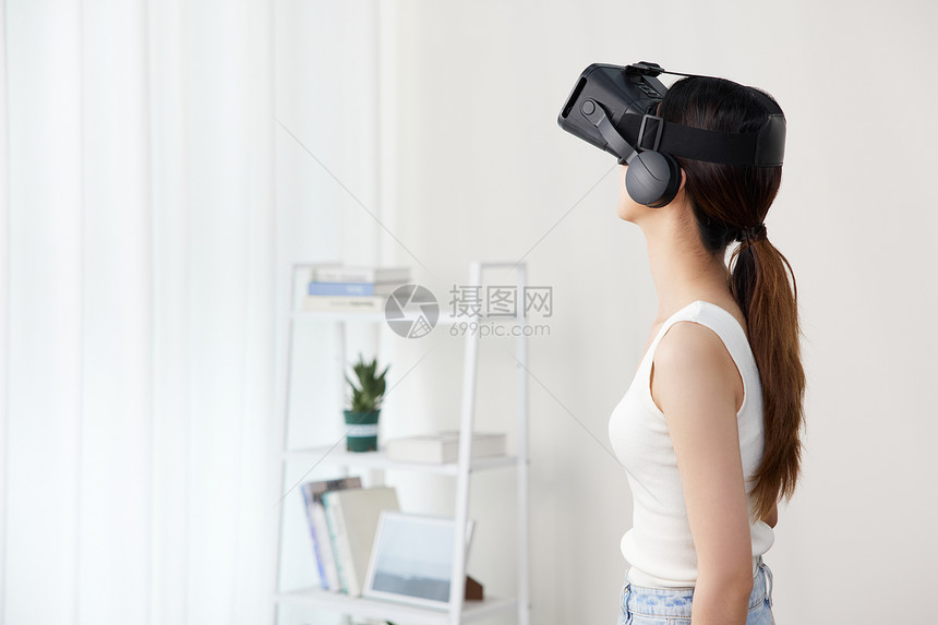 居家青年女性体验vr设备图片