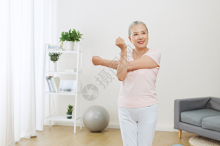 居家老年人锻炼瑜伽图片