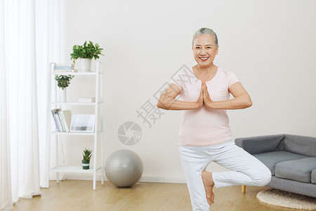 居家老年人锻炼瑜伽高清图片