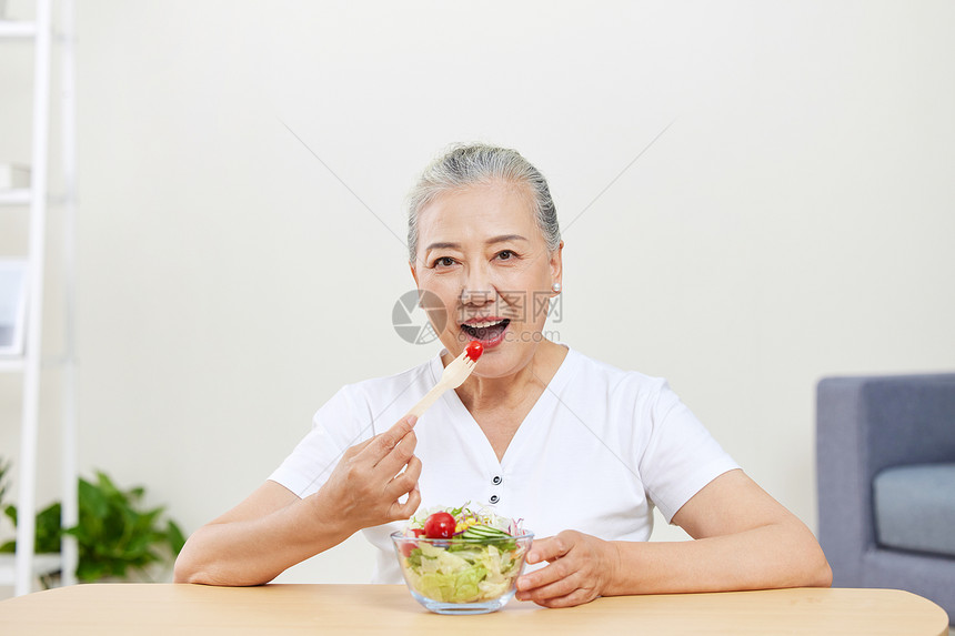 吃沙拉的老年人图片