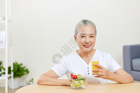 喝橙汁的老年人图片