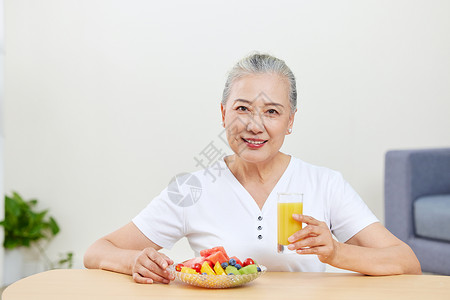 在喝橙汁的老年人图片
