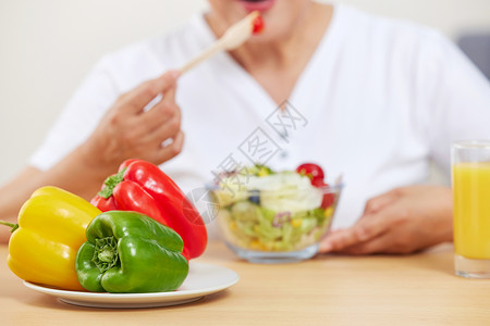 吃沙拉的老年女性特写图片素材