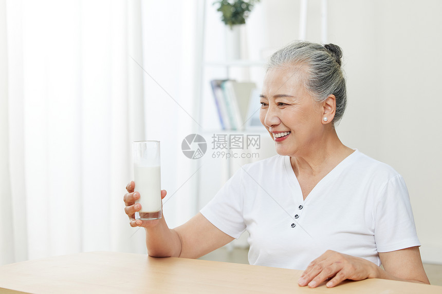 老年女性喝牛奶形象图片