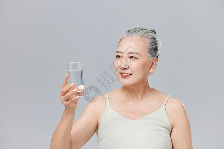 喝水的老年女性形象图片