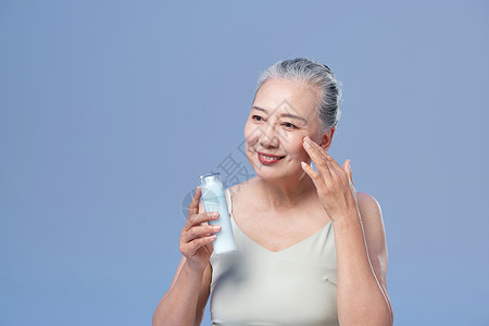 老年人使用化妆品喷雾形象背景图片