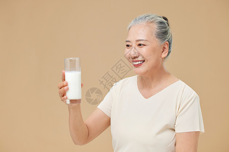 老年女性喝牛奶背景图片