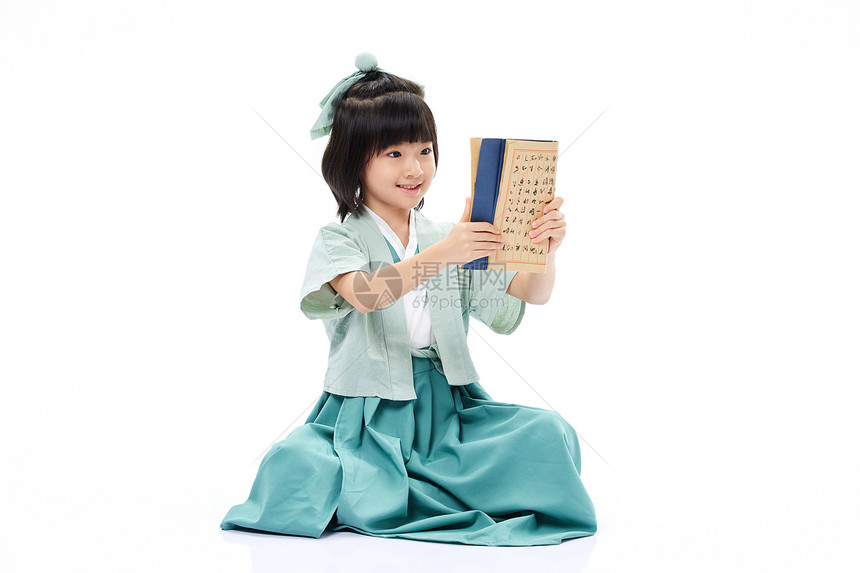 穿汉服的小女孩阅读古书形象图片