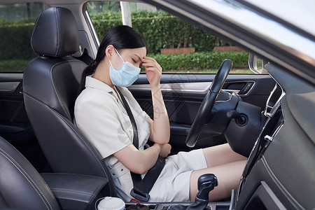 戴口罩开车车内休息的职场女性背景