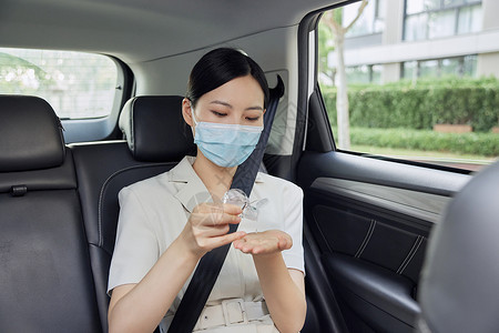乘坐网约车的女性使用消毒凝胶图片