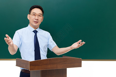 男教授讲台上授课形象图片