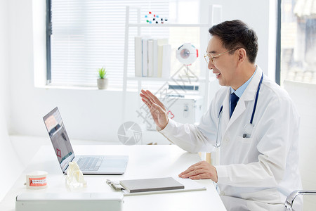 在线上网医疗专家坐在电脑前会诊背景