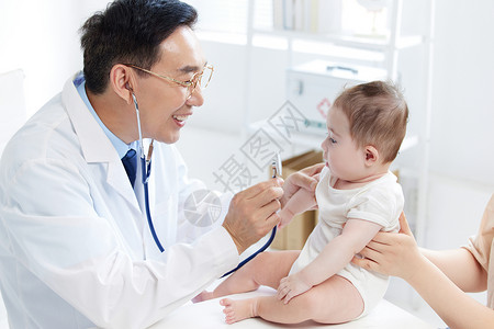 医生给婴儿检查身体图片