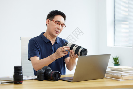 中年男性网络学习摄影图片