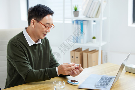 血糖仪中年男性检测血糖背景