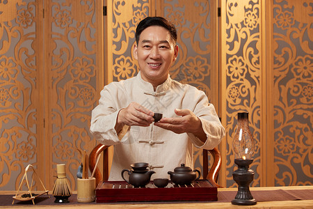 中老年男茶艺师图片