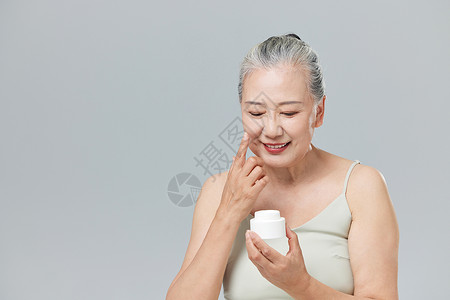 健康老年人护肤保养概念图片