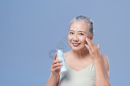 老年人往脸上涂抹乳液图片