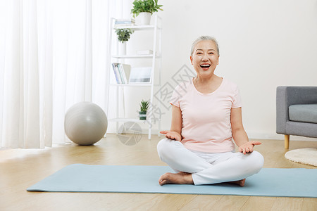 居家健身的老年女性图片