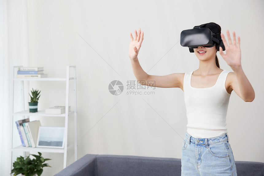 居家女性操作虚拟屏幕图片